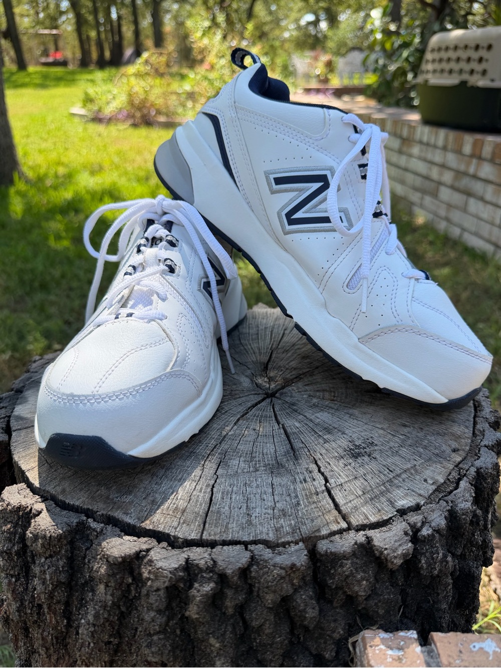 Size 8.5 New Balance Men's White & Navy cross-training Athletic Sneakers CLEAN**
